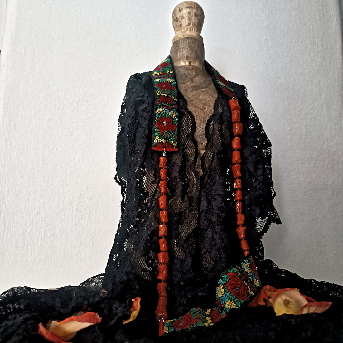 collana lunga corallo e broccato