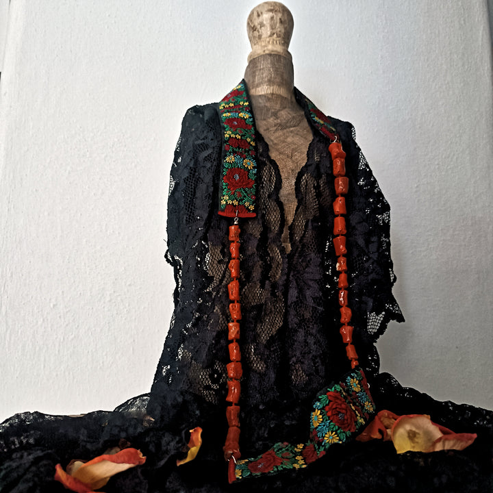 collana lunga corallo e broccato