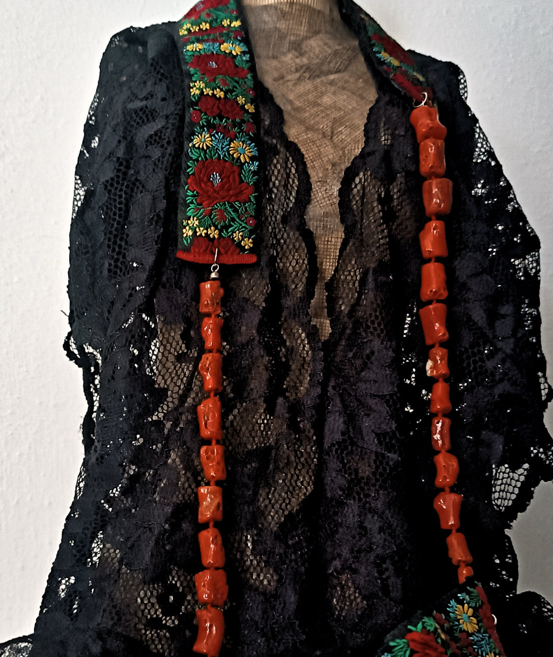 collana lunga corallo e broccato