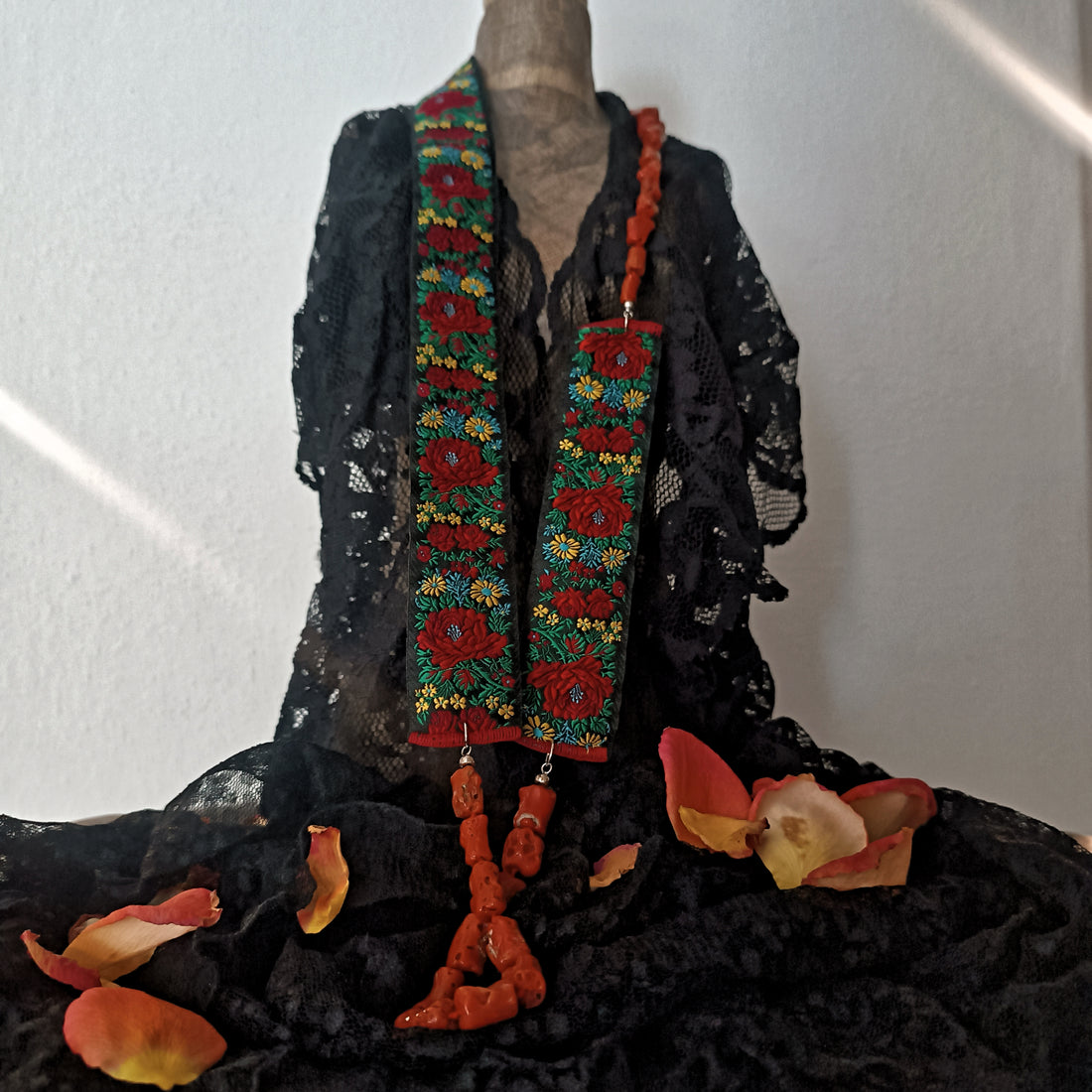 collana lunga corallo e broccato