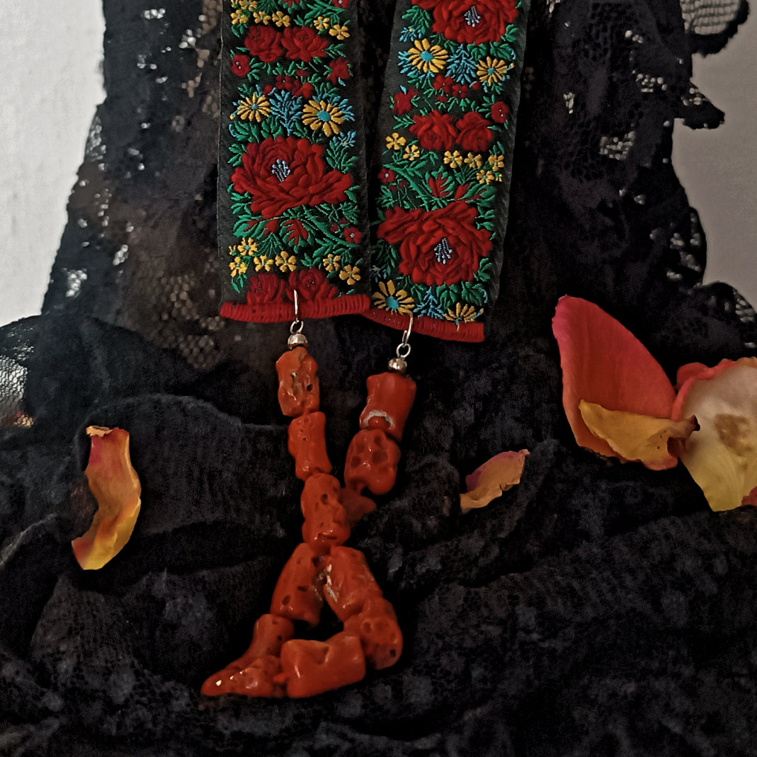 collana lunga corallo e broccato