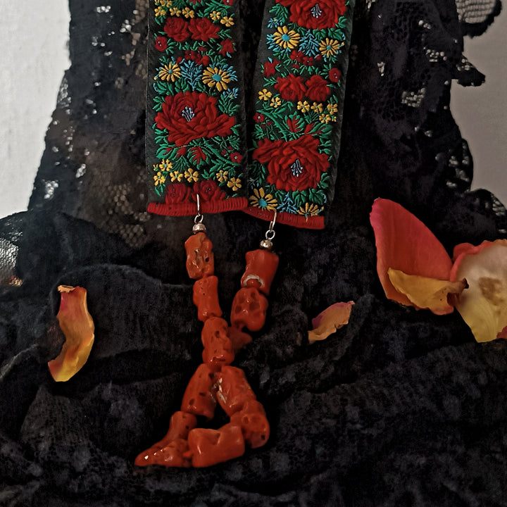 collana lunga corallo e broccato