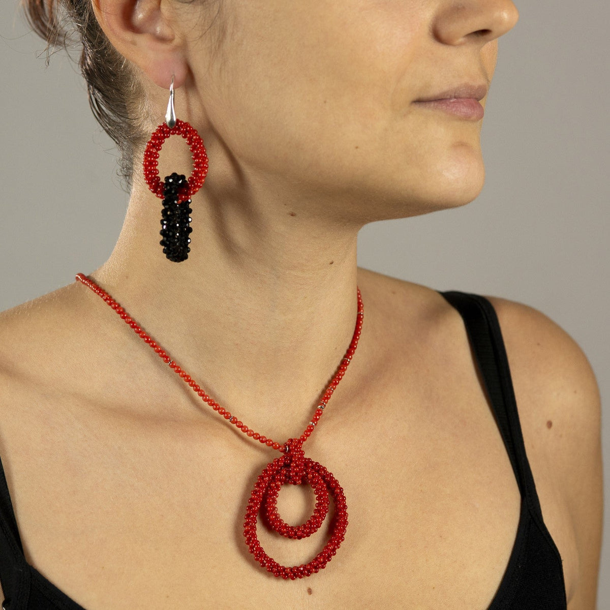Collana con dente di squalo in cocco e perline Collana con dente di squalo in cocco e perline
