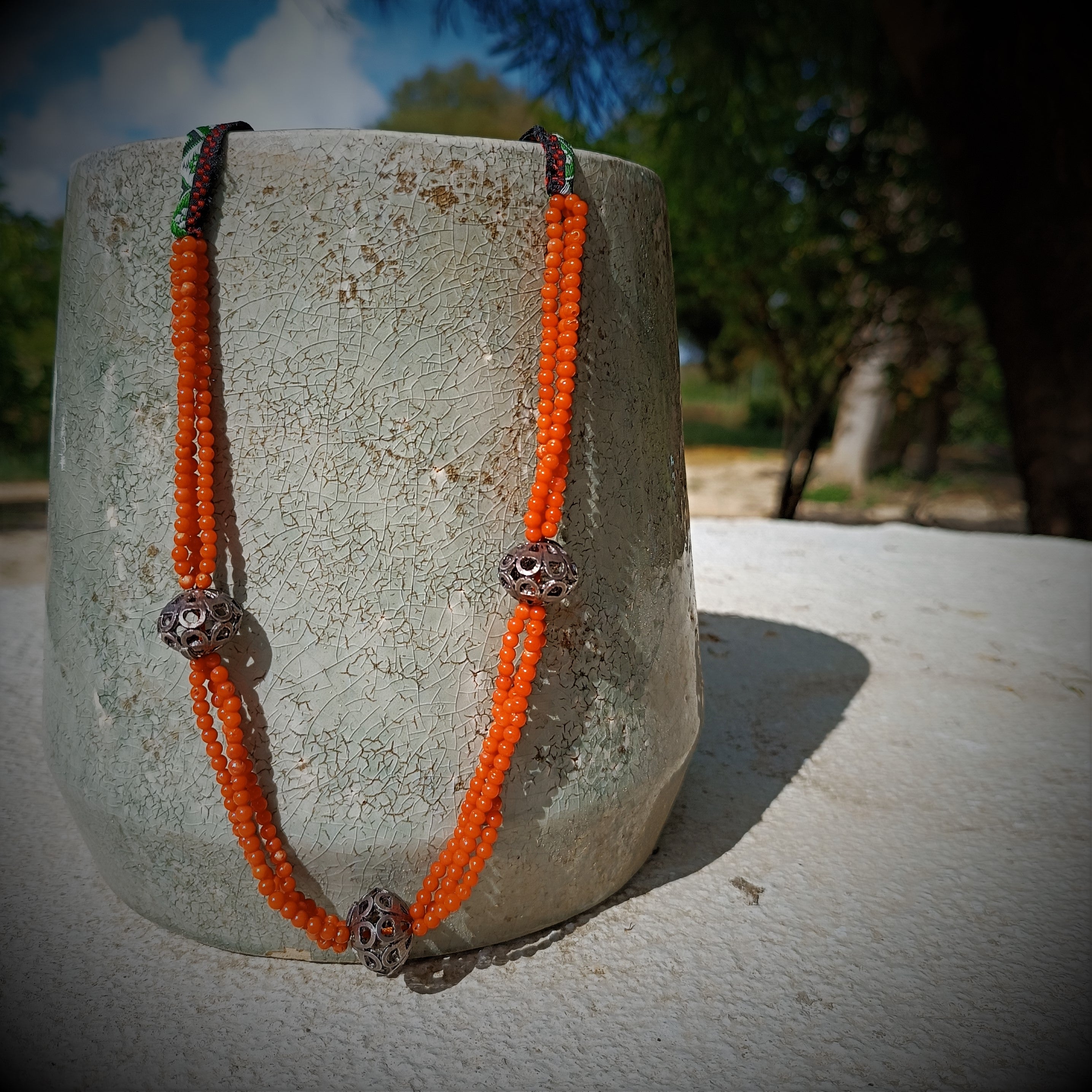 SA GUTTURADA collana corallo e bottoni d'argento 