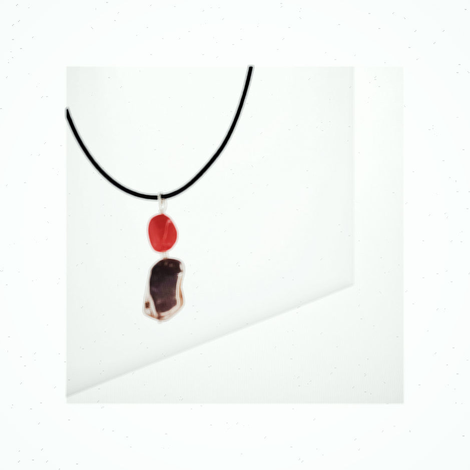 Ciondolo Pietra d'argento e seme di corallo rosso