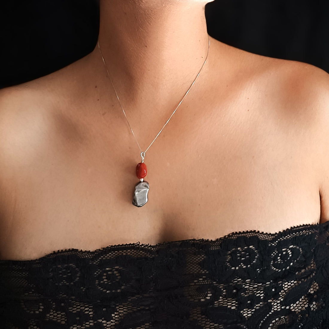 Ciondolo Pietra d'argento e seme di corallo rosso