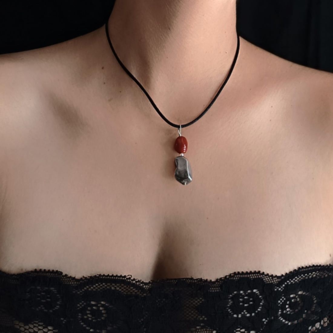 Ciondolo Pietra d'argento e seme di corallo rosso