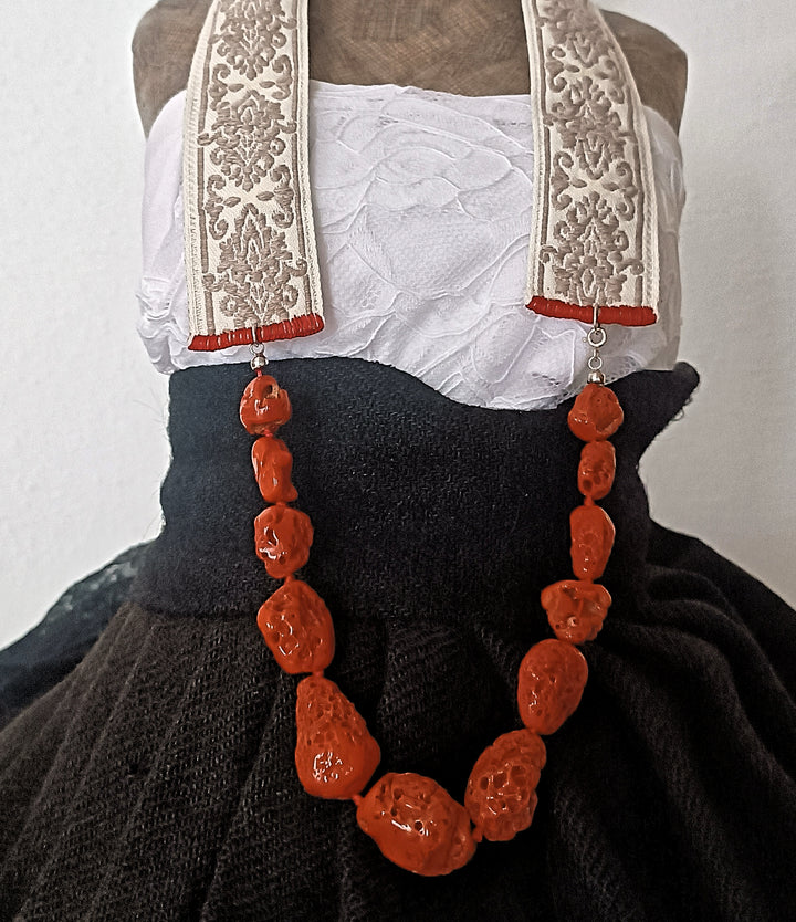 girocollo corallo e broccato