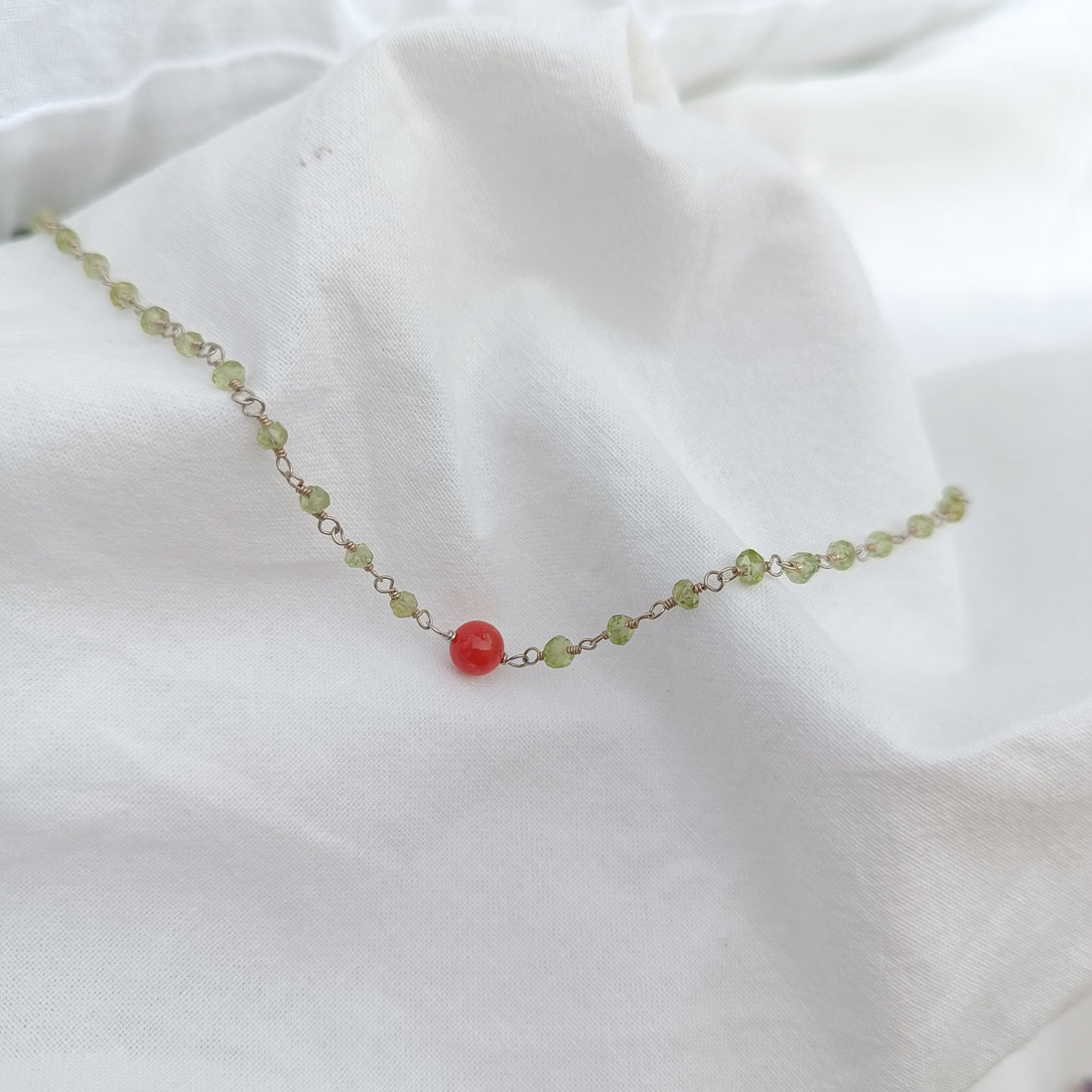 girocollo peridotto e corallo