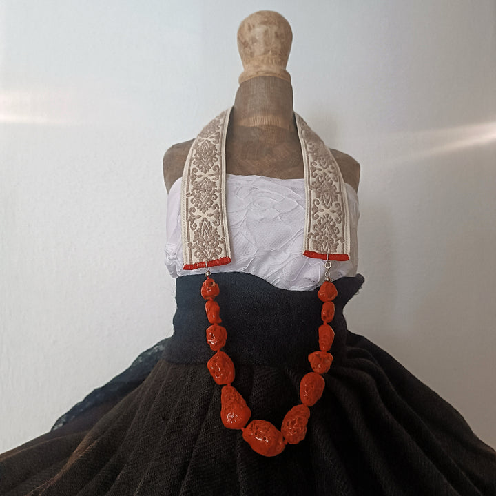 girocollo corallo e broccato