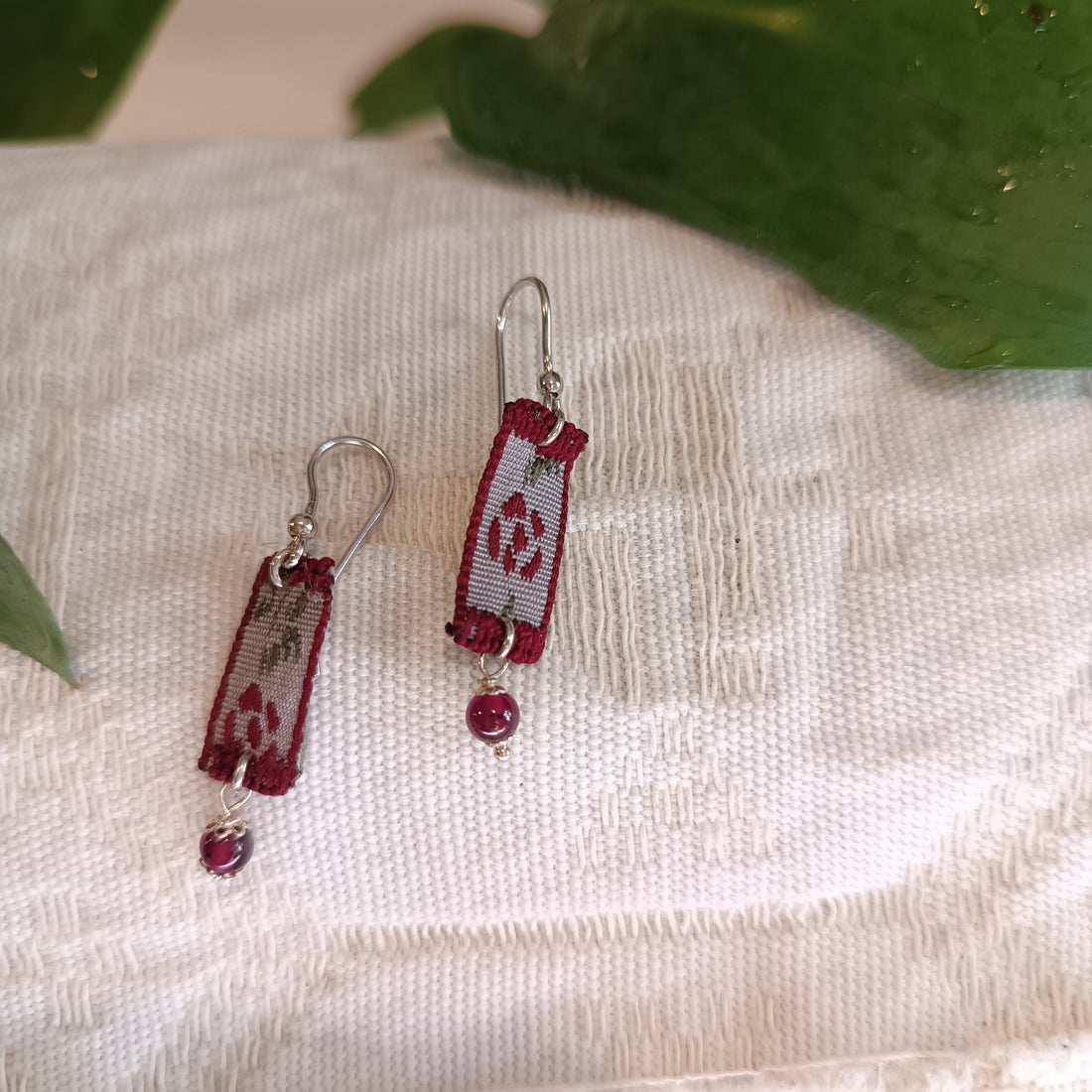 orecchini granato e broccato