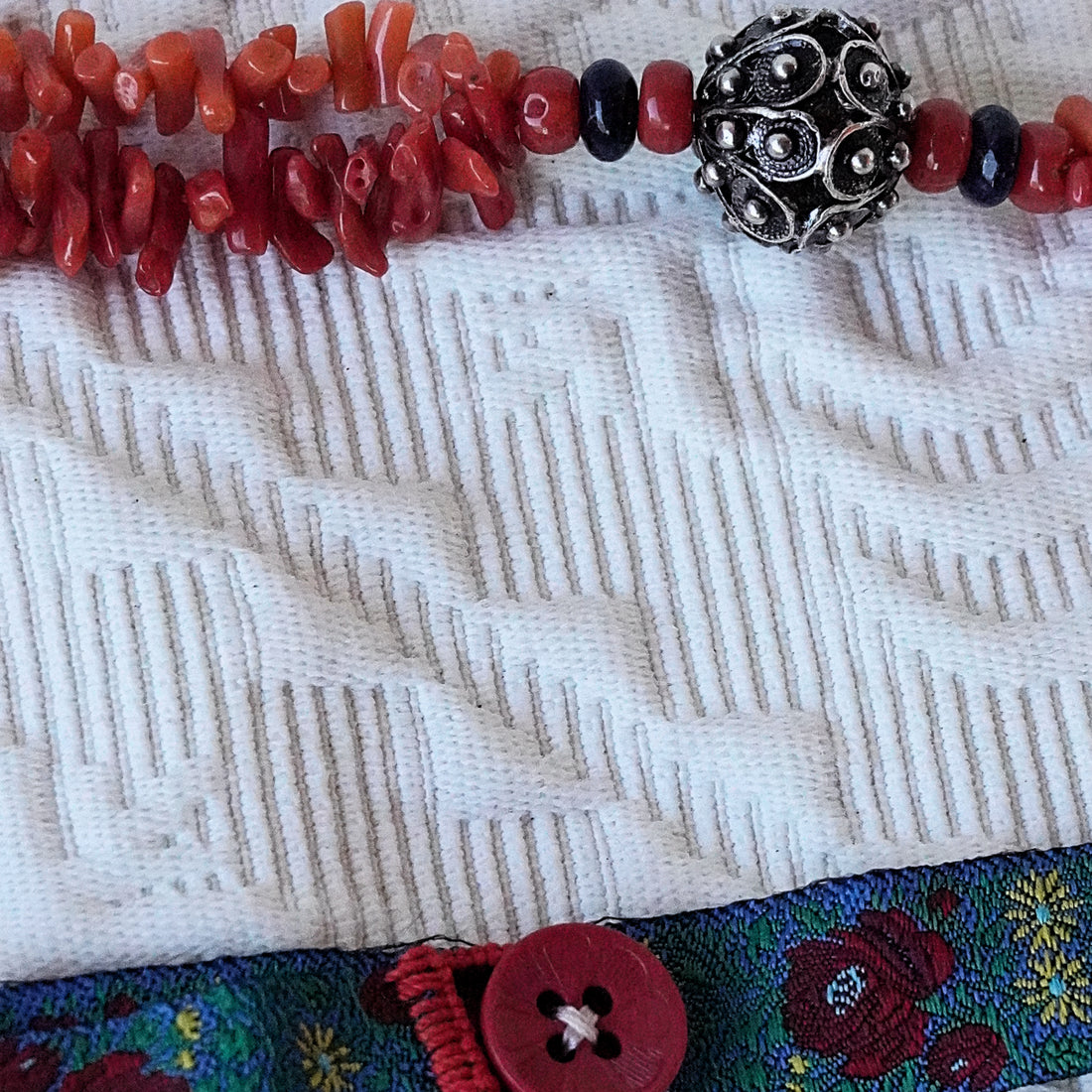 dettaglia chiusura e centrale collana corallo
