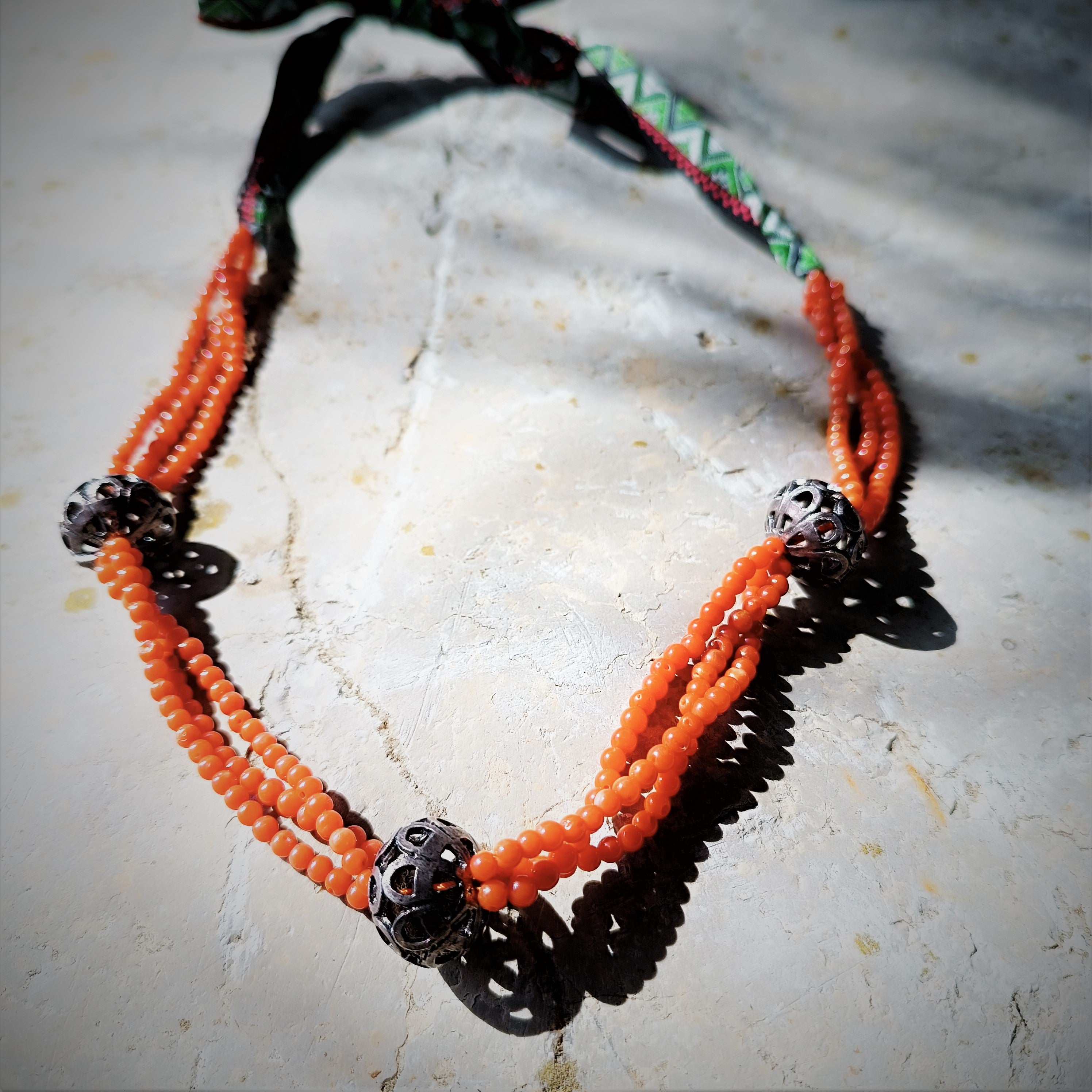 SA GUTTURADA collana corallo e bottoni d'argento 