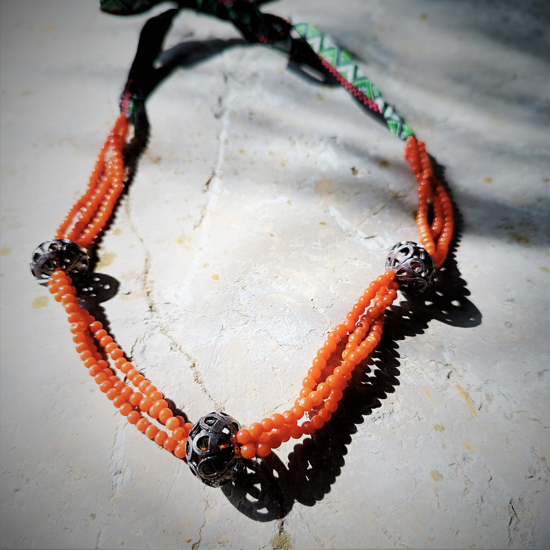 SA GUTTURADA collana corallo e bottoni d'argento 